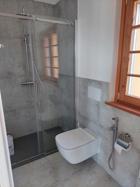 Bathroom with washbasin – Crandola holiday home