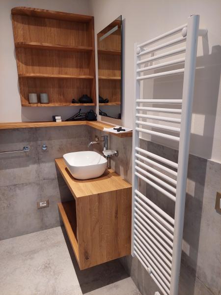 Bathroom in the Crandola holiday home on Lake Orta