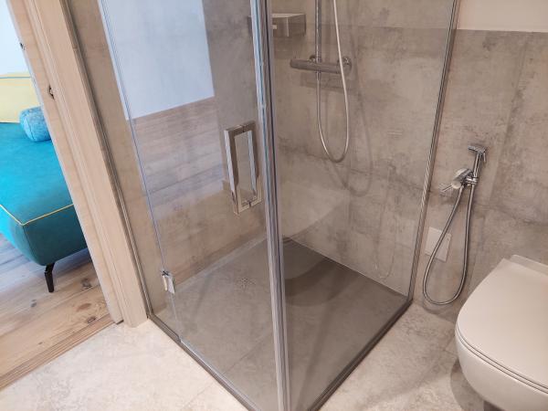 Shower in the bathroom of the Crandola holiday home