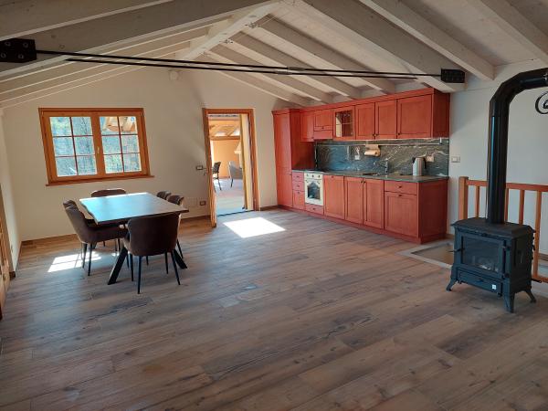 Dining area in the Crandola holiday home on Lake Orta