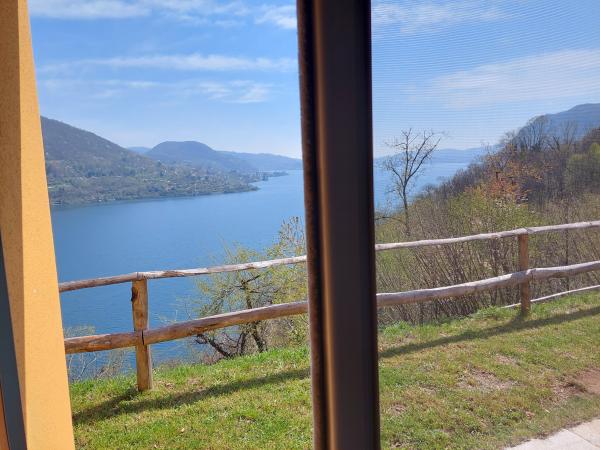 Outdoor area of the Crandola holiday home on Lake Orta