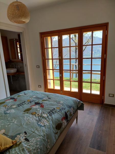 Bright bedroom in the Crandola holiday home on Lake Orta